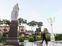 Президент Азербайджана возложил цветы к памятнику Гейдару Алиеву в Агджебеди (ФОТО)