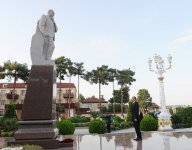 Президент Азербайджана возложил цветы к памятнику Гейдару Алиеву в Агджебеди (ФОТО)