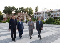 Президент Азербайджана возложил цветы к памятнику Гейдару Алиеву в Агджебеди (ФОТО)