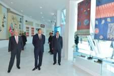 Президент Азербайджана ознакомился с Площадью и Музеем флага в Саатлы (ФОТО)