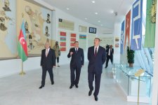 Президент Азербайджана ознакомился с Площадью и Музеем флага в Саатлы (ФОТО)