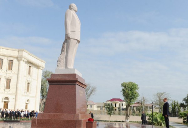 Azerbaijani President arrives in Salyan district (PHOTO)