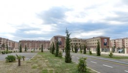 Президент Азербайджана ознакомился с новым кварталом, построенным в Барде для вынужденных переселенцев (ФОТО)