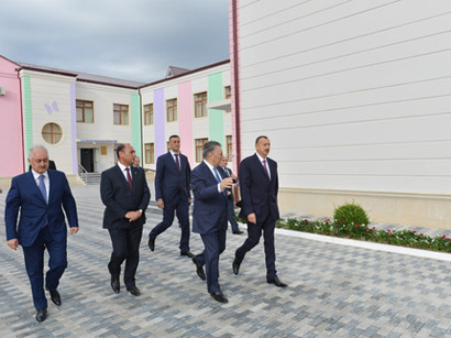 Президент Азербайджана ознакомился с новым кварталом, построенным в Барде для вынужденных переселенцев (ФОТО)