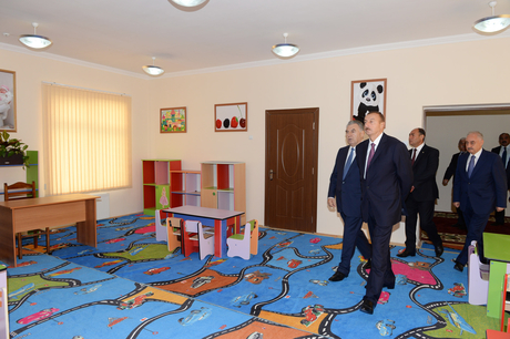 Президент Азербайджана ознакомился с новым кварталом, построенным в Барде для вынужденных переселенцев (ФОТО)