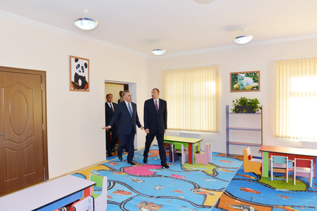 Президент Азербайджана ознакомился с новым кварталом, построенным в Барде для вынужденных переселенцев (ФОТО)