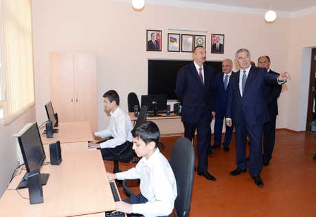 Президент Азербайджана ознакомился с новым кварталом, построенным в Барде для вынужденных переселенцев (ФОТО)