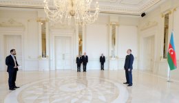 Президент Азербайджана принял верительные грамоты послов Судана и Великобритании (версия 2)