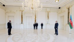 Президент Азербайджана принял верительные грамоты послов Судана и Великобритании (версия 2)