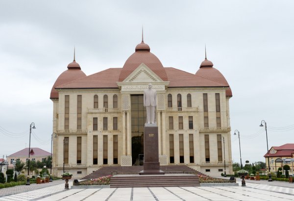 Azerbaijani President and his spouse arrive in Guba District (PHOTO)