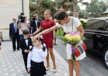 Первая леди Азербайджана приняла участие в открытии яслей-детсадов и поликлиники в Хазарском районе Баку (версия 3) (ФОТО)
