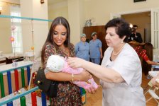 Лейла Алиева и Арзу Алиева посетили школу-интернат, ясли и детский дом в четырех районах Баку, а также Ассоциацию лиц с синдромом Дауна (ФОТО)
