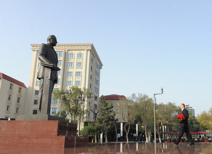 Ильхам Алиев ознакомился с работами, которые проводятся перед Дворцом культуры "Кимьячы" в Сумгайыте (ФОТО)