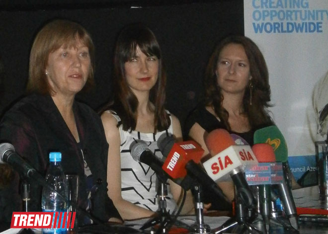 Оригинальность и смелость идей: показ в Баку спектакля "Животные и дети занимают улицы" (фото)