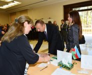 Президент Азербайджана и его супруга приняли участие в голосовании на президентских выборах (версия 2) (ФОТО)