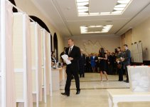Президент Азербайджана и его супруга приняли участие в голосовании на президентских выборах (версия 2) (ФОТО)