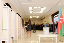 Президент Азербайджана и его супруга приняли участие в голосовании на президентских выборах (версия 2) (ФОТО)