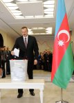 Президент Азербайджана и его супруга приняли участие в голосовании на президентских выборах (версия 2) (ФОТО)