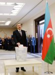 Президент Азербайджана и его супруга приняли участие в голосовании на президентских выборах (версия 2) (ФОТО)