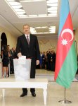 Президент Азербайджана и его супруга приняли участие в голосовании на президентских выборах (версия 2) (ФОТО)