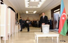 Президент Азербайджана и его супруга приняли участие в голосовании на президентских выборах (версия 2) (ФОТО)