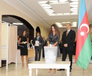 Президент Азербайджана и его супруга приняли участие в голосовании на президентских выборах (версия 2) (ФОТО)