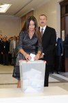 Президент Азербайджана и его супруга приняли участие в голосовании на президентских выборах (версия 2) (ФОТО)
