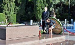 Президент Азербайджана и его супруга почтили память великого лидера Гейдара Алиева (ФОТО)
