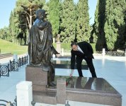 Президент Азербайджана и его супруга почтили память великого лидера Гейдара Алиева (ФОТО)