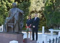 Президент Азербайджана и его супруга почтили память великого лидера Гейдара Алиева (ФОТО)
