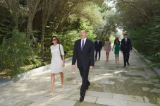 Президент Ильхам Алиев вместе с членами семьи почтил память общенационального лидера Гейдара Алиева, а также посетил Шехидляр хиябаны (ФОТО)