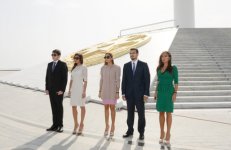 Президент Азербайджана и члены его семьи побывали на Площади Государственного флага (ФОТО)