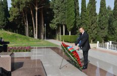 Президент Ильхам Алиев вместе с членами семьи почтил память общенационального лидера Гейдара Алиева, а также посетил Шехидляр хиябаны (ФОТО)