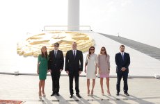 Президент Азербайджана и члены его семьи побывали на Площади Государственного флага (ФОТО)