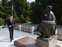 Президент Ильхам Алиев вместе с членами семьи почтил память общенационального лидера Гейдара Алиева, а также посетил Шехидляр хиябаны (ФОТО)