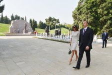 Президент Ильхам Алиев вместе с членами семьи почтил память общенационального лидера Гейдара Алиева, а также посетил Шехидляр хиябаны (ФОТО)