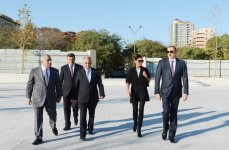 Президент Азербайджана и его супруга ознакомились с работами, проводимыми в  парке Деде Горгуд в Баку (ФОТО)