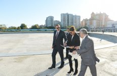 Президент Азербайджана и его супруга ознакомились с работами, проводимыми в  парке Деде Горгуд в Баку (ФОТО)