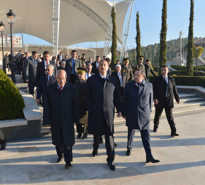 Президент Азербайджана ознакомился с парком Гейдара Алиева в Анкаре (ФОТО)