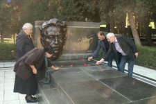 В Баку отметили юбилей Расула Гамзатова (ФОТО)