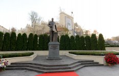 Президент Азербайджана ознакомился с работами, проведенными в парке Гейдара Алиева в Киеве (ФОТО)
