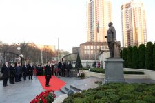 Президент Азербайджана ознакомился с работами, проведенными в парке Гейдара Алиева в Киеве (ФОТО)