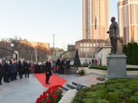 Президент Азербайджана ознакомился с работами, проведенными в парке Гейдара Алиева в Киеве (ФОТО)