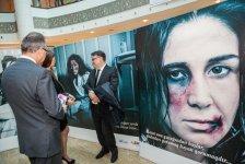 В Баку прошла выставка, посвященная Международному дню борьбы за ликвидацию насилия над женщинами (ФОТО)