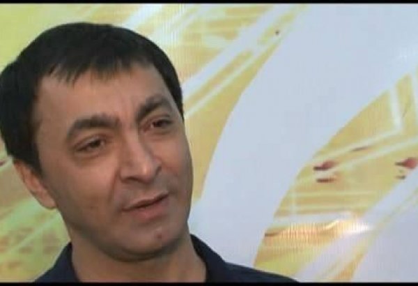 Аслан Гусейнов присвоил "новые титулы" популярным исполнителям - проект "Bu Saat" Lider TV (фото)