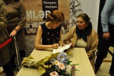 В Баку прошла презентация книги Ганиры Пашаевой "Ученые, изменившие мир" (ФОТО)