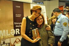 В Баку прошла презентация книги Ганиры Пашаевой "Ученые, изменившие мир" (ФОТО)