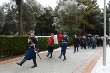 Президент Азербайджана и его супруга посетили могилу общенационального лидера Гейдара Алиева (версия 2) (ФОТО)