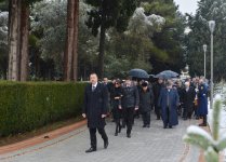Президент Азербайджана и его супруга посетили могилу общенационального лидера Гейдара Алиева (версия 2) (ФОТО)