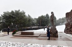 Президент Азербайджана и его супруга посетили могилу общенационального лидера Гейдара Алиева (версия 2) (ФОТО)